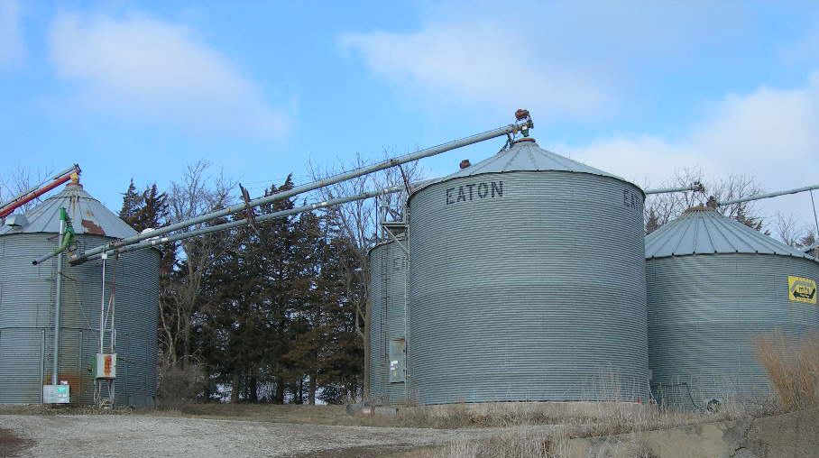 https://cropwatch.unl.edu/images/hero/2016/Grain-Bins-001.jpg