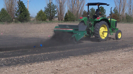 Spreader spreading sugar beet char