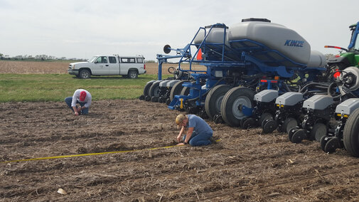 Checking seed placement of a multi-hybrid planter