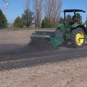 Spreader spreading sugar beet char