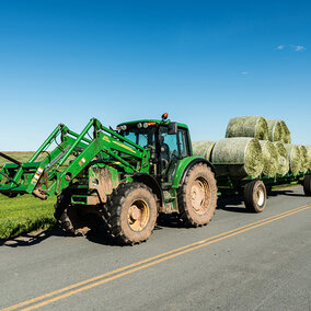 Transporting round hay bales