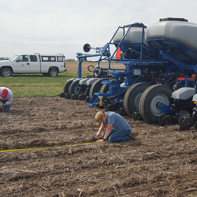 Checking seed placement of a multi-hybrid planter