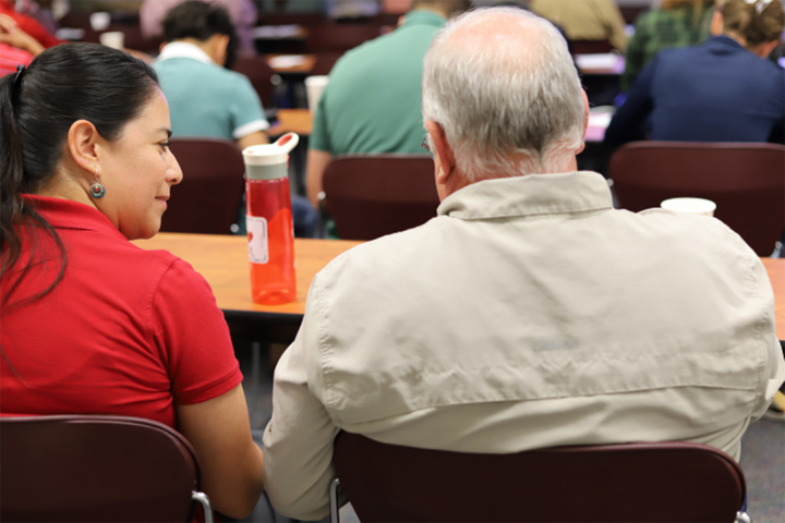 Caro Córdova speaks to older man