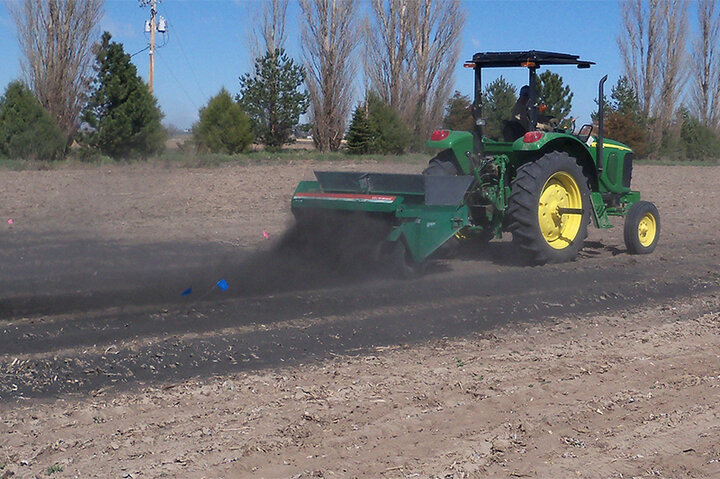 Spreading sugar beet char