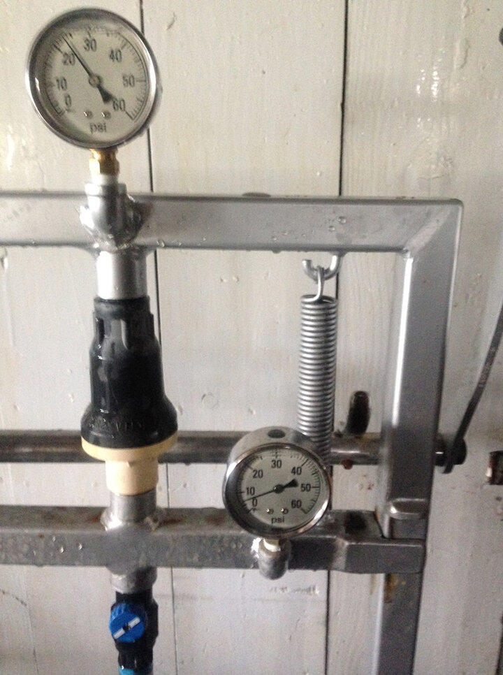 Center pivot regulator