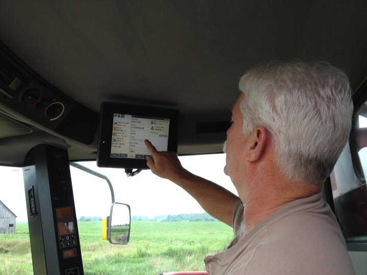 Setting a yield monitor in a combine