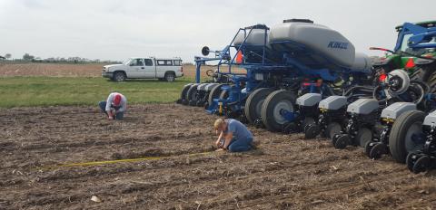 Checking seed placement of a multi-hybrid planter