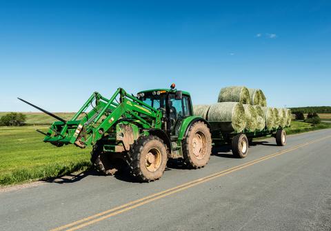 Transporting round hay bales